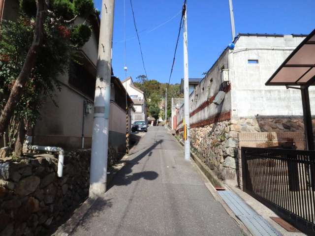 勾配が急な坂道が続いています。