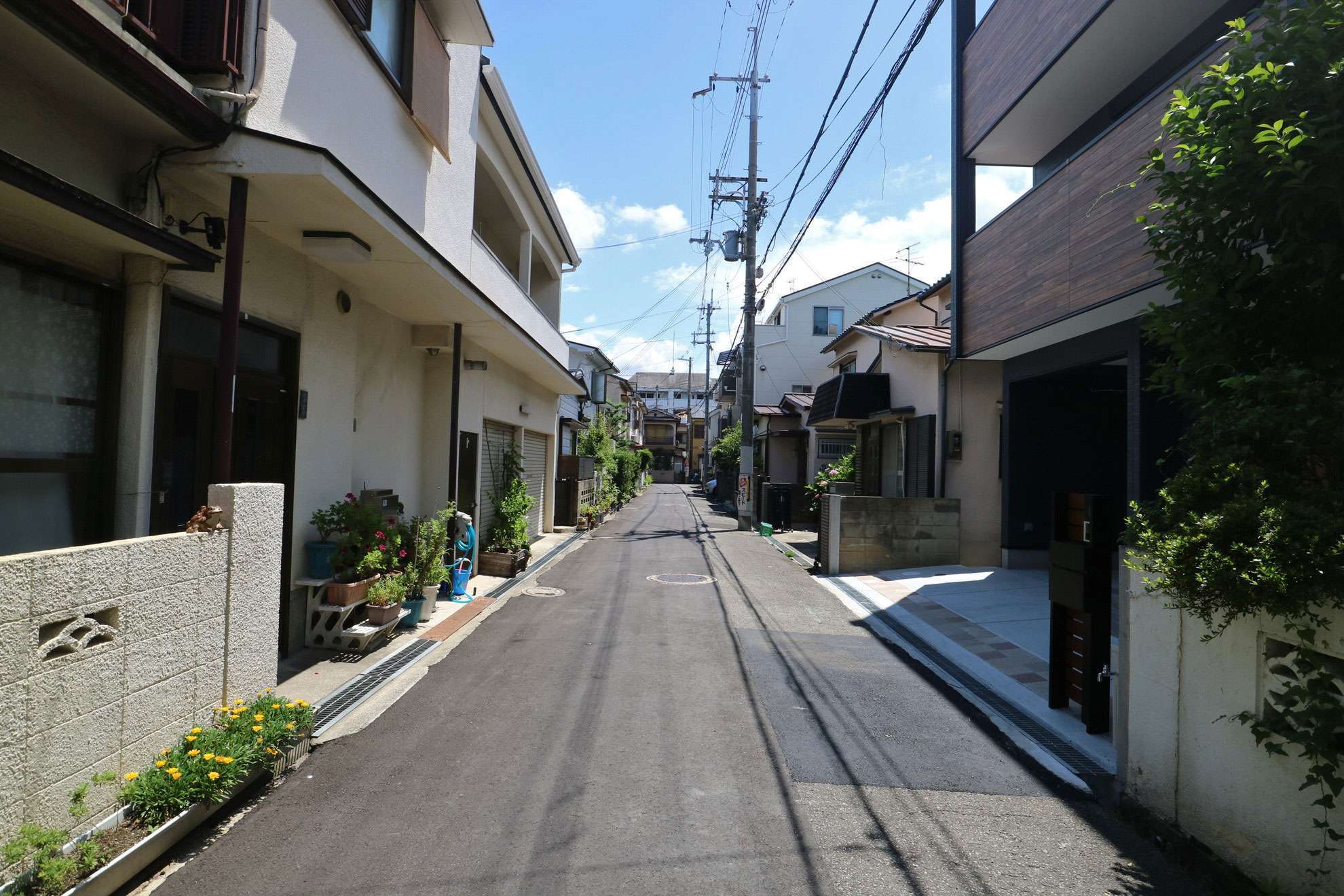 町の南側エリアは、道幅が狭く、やや入り組んだ印象の街並みです。
