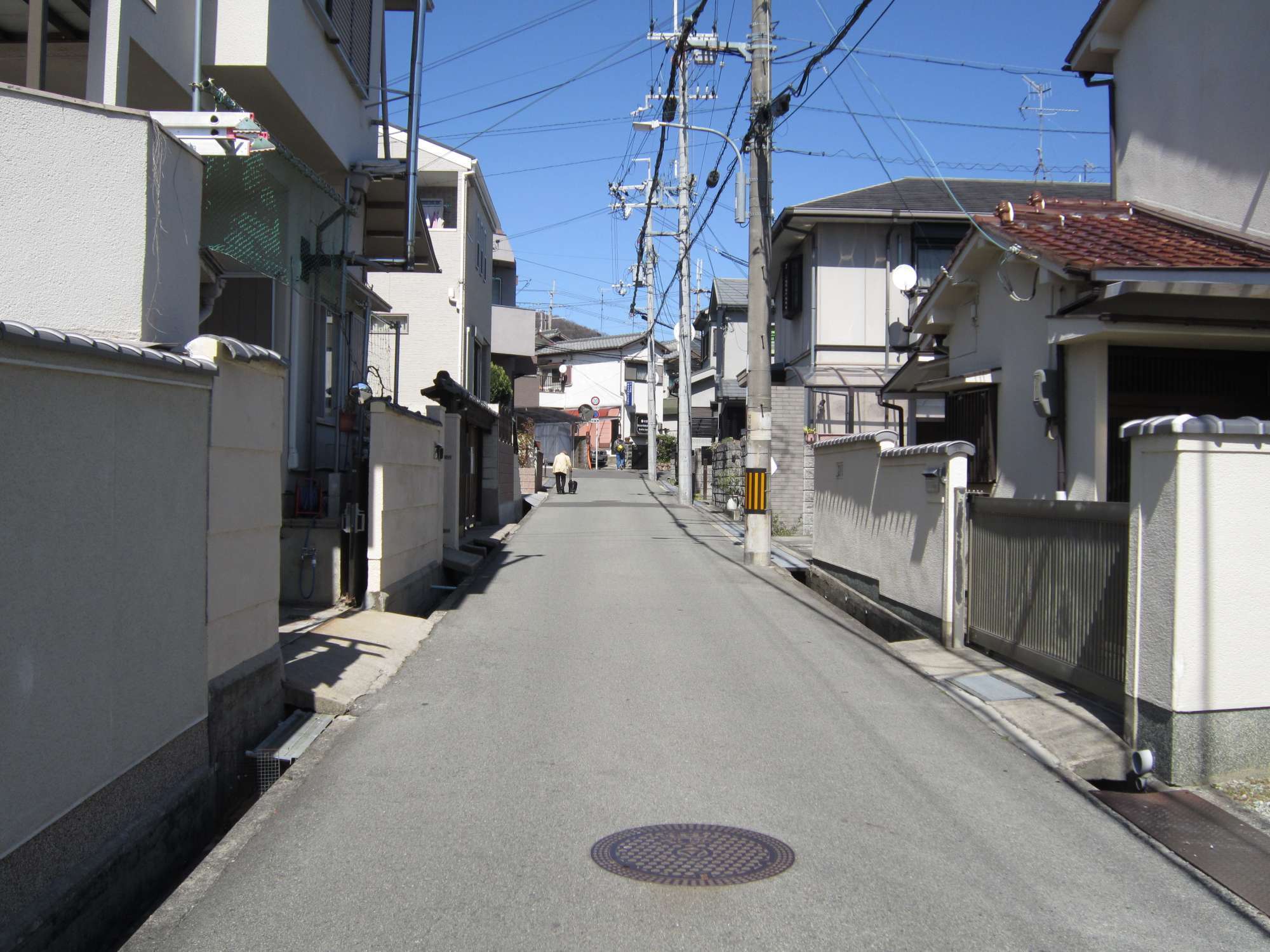 町の東部を西方向から見た景色。狭い街路沿いに一戸建てが多くが並んでいます。