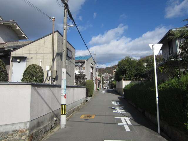 町の東部を南方向から見た景色。道幅の狭い街路沿いに一戸建てが並んでいます。