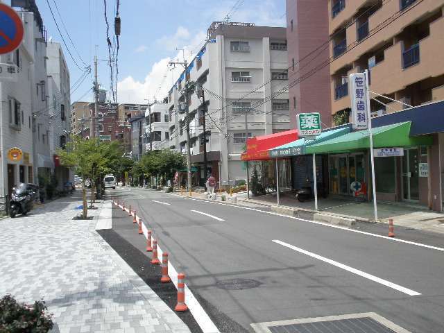 阪急「箕面」駅に近い町の西部にはマンションやビル、店舗が多く見られます。