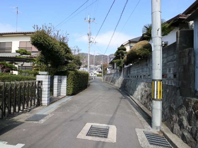町の南西部を南方向から見た景色。狭い街路沿いに一戸建てが多く並んでいます。