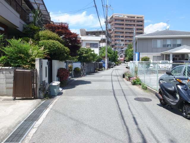 町の南部を南方向から見た景色。緩やかな上り坂が続いています。