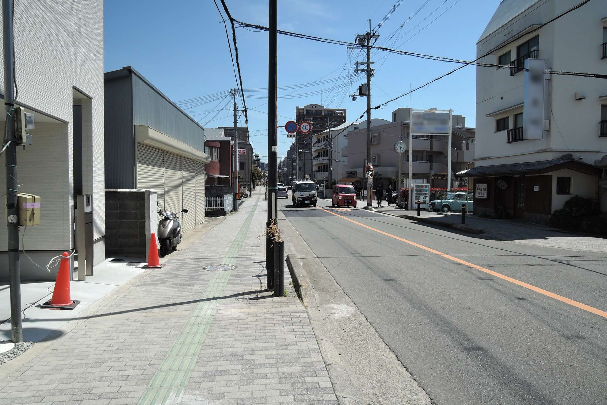 町の中央部を東西に通る主要道路には歩道が整備されています。