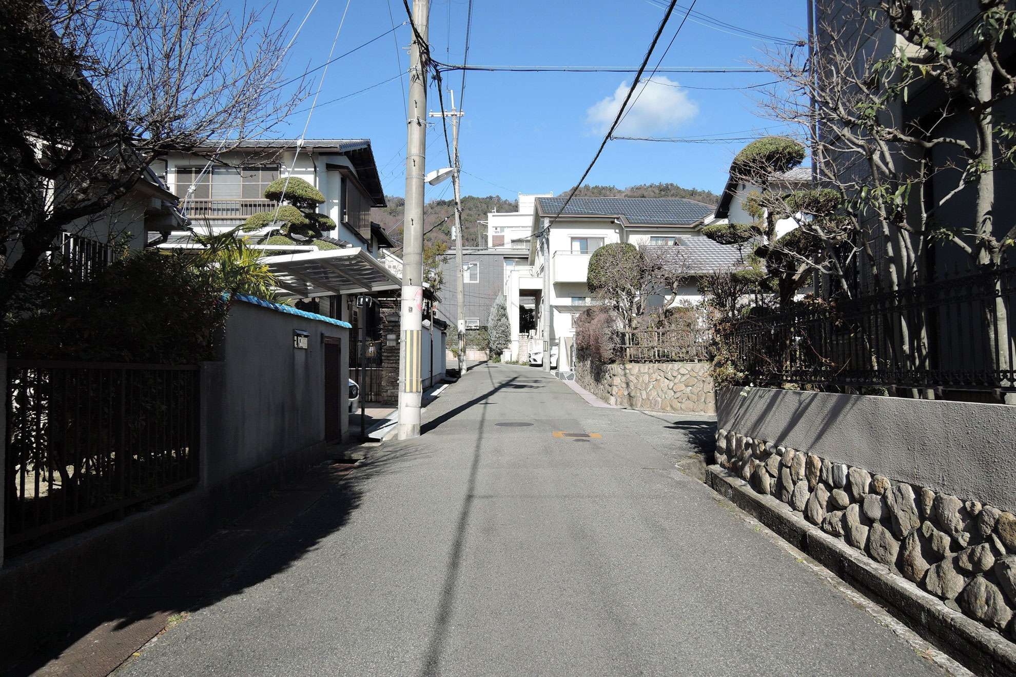 山に近く、自然を豊かに感じる町です。