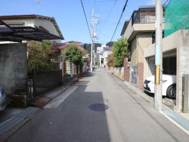 緩やかな坂道沿いに一戸建てが並んでいます。