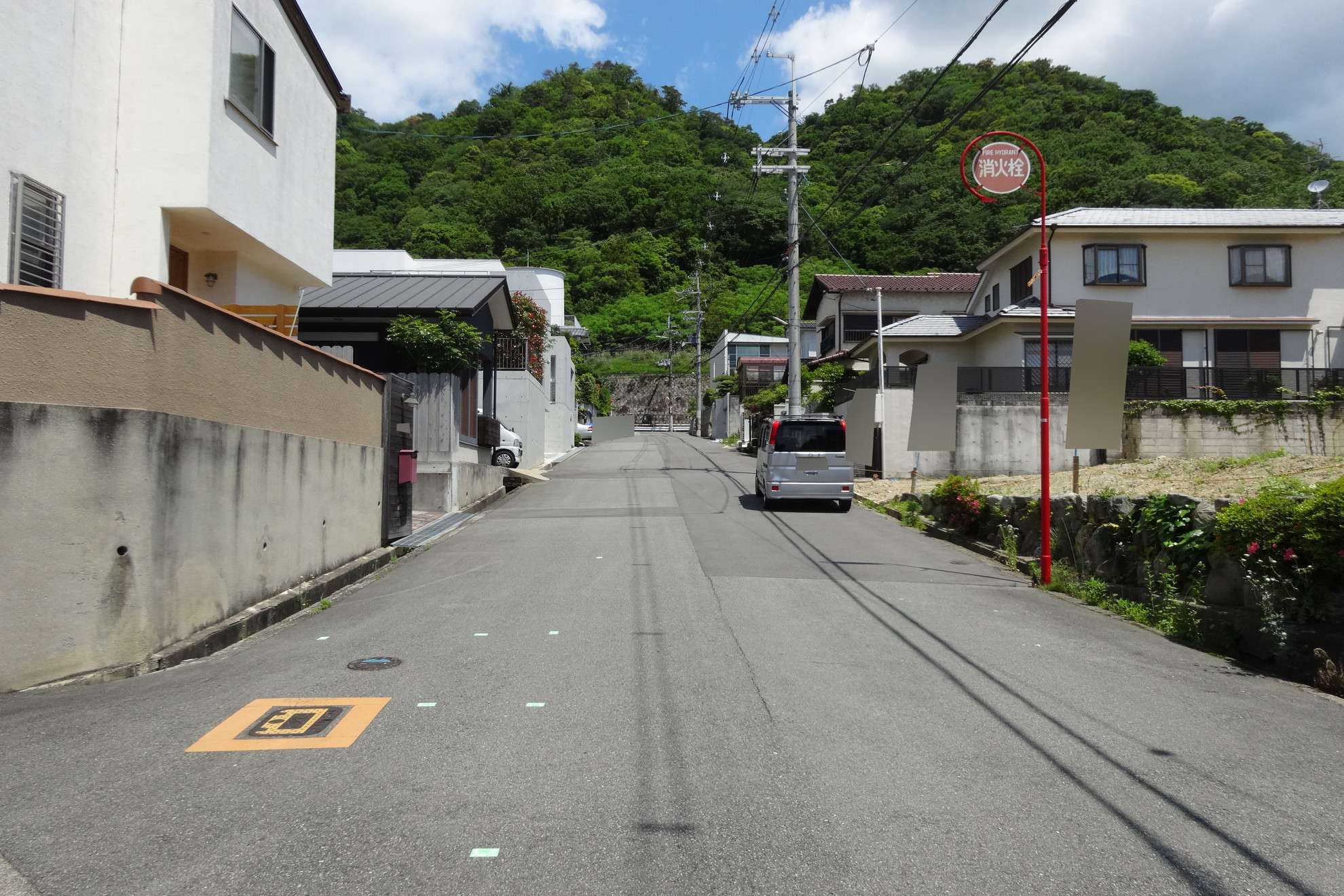 敷地の広い一戸建てが整然と並んでいます。