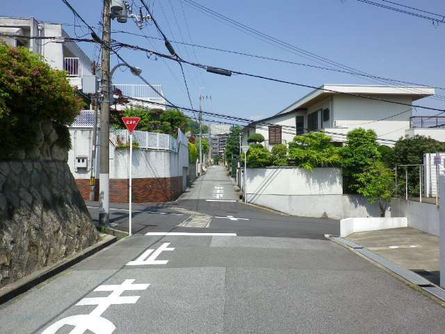 町の中央部を南西方向から見た景色。区画はほぼ整っています。