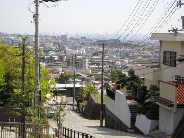 町の北部を北方向から見た景色。北摂の街並みや大阪市内のビル群が見渡せます。