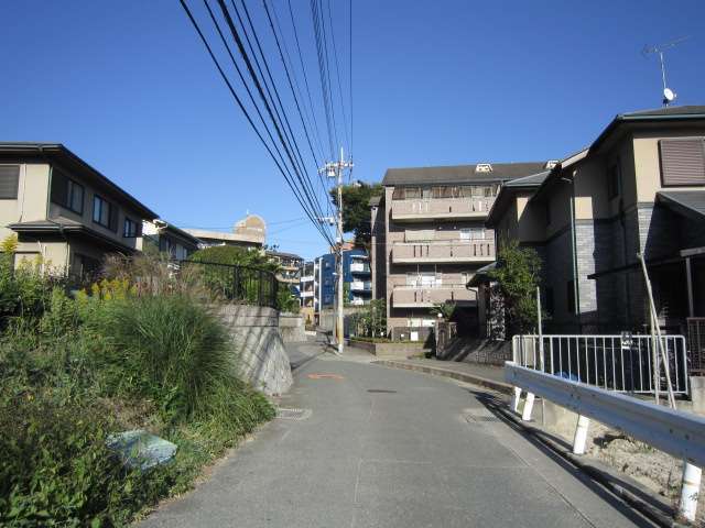 一戸建てやマンションが混在しています。