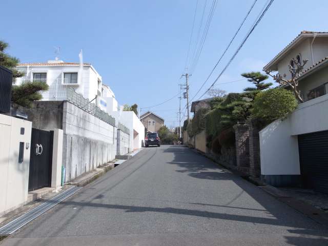 町の南部を南西方向から見た景色。勾配が急な坂道沿いに一戸建てが並んでいます。