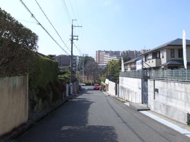 町の南部を北東方向から見た景色。奥には高層のマンションが見えます。