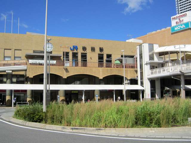 町の北部にJR東海道本線「吹田」駅があります。日中は普通列車が1時間に8本運行され、「大阪」駅まで約10分でアクセスできます。