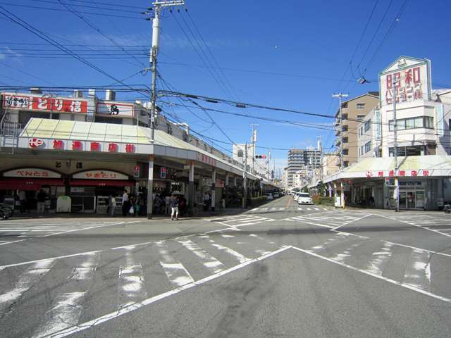 町の西部に『旭町商店街』があります。国鉄「吹田」駅(現在はJR「吹田」駅)が大正時代に現在の場所に移転したときに形成されました。