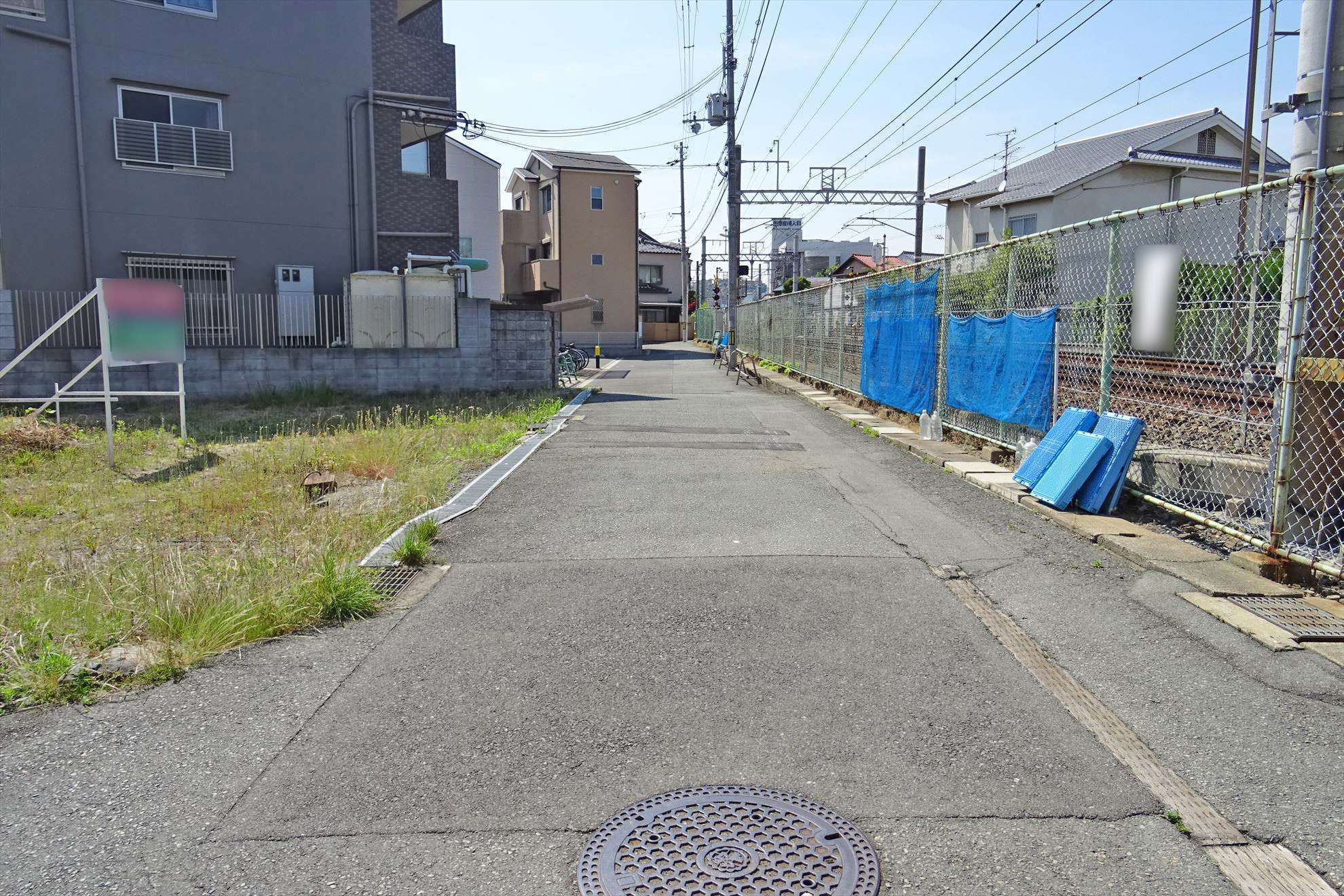 町中に、阪急千里線の線路が通っています。