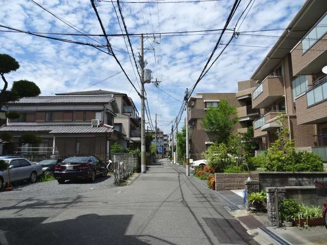 町の中央部を南方向から見た景色。一戸建てやマンションが混在しています。