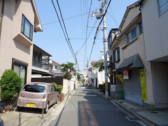 町の北東部を西方向から見た景色。狭い街路沿いに一戸建てが密集しています。