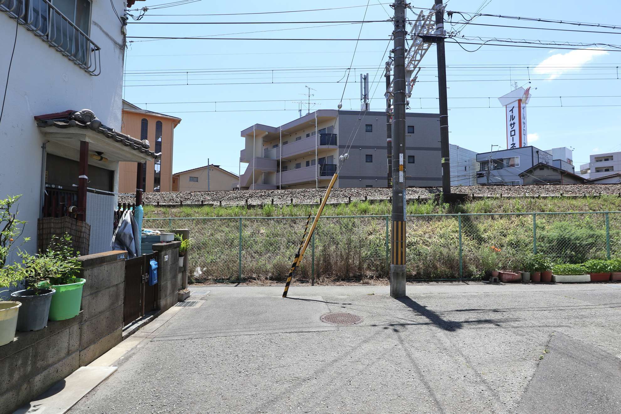 町中には阪急千里線の線路が通っています。