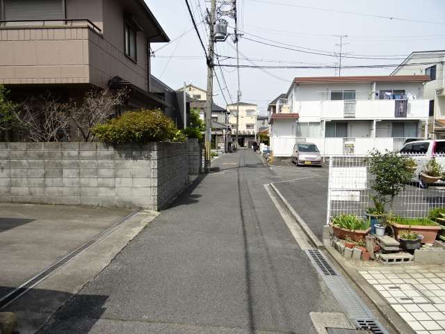 町の南西部を南方向から見た景色。道幅の狭い街路沿いに比較的新しい一戸建てが並んでいます。