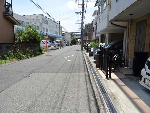 町の中央部を名神高速道路が南北に通っています。
