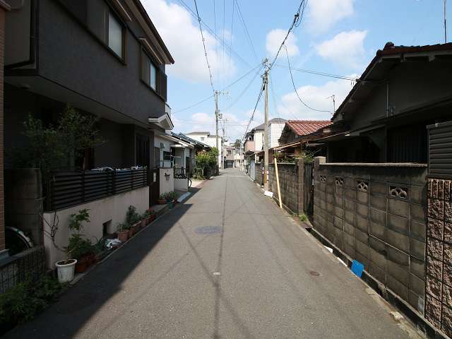 町の西部を東方向から見た景色。一戸建てが中心に並んでいます。