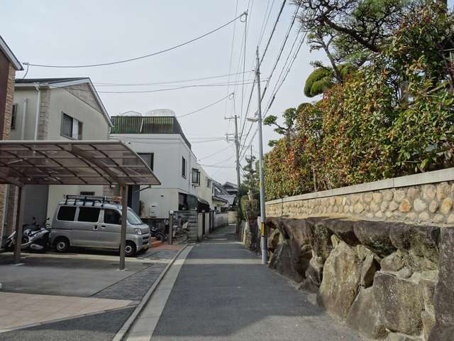 町の東部にある古くからある住宅地を西方向から見た景色。道幅が狭く車の運転には注意が必要です。
