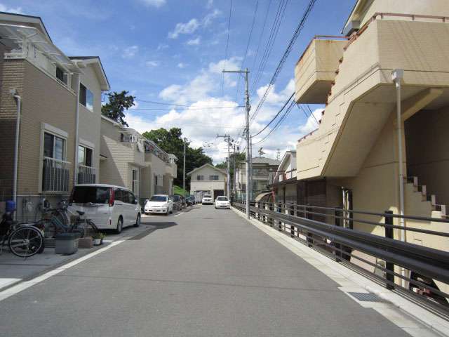 町の西部にある新興住宅地を南側から撮影した景色。住宅地の西(左)側には高川が流れ、川沿いは緑豊かです。