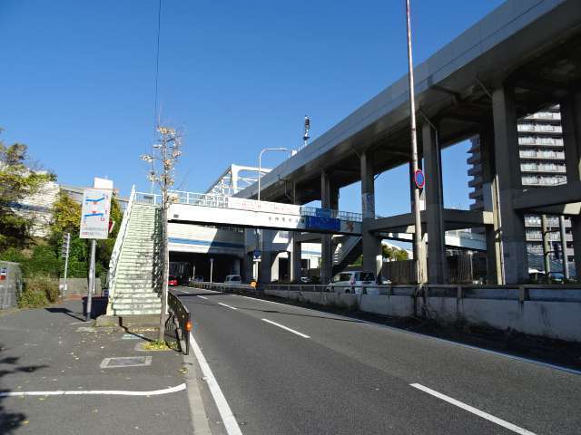 町の東端を新御堂筋と北大阪急行線が通っています。