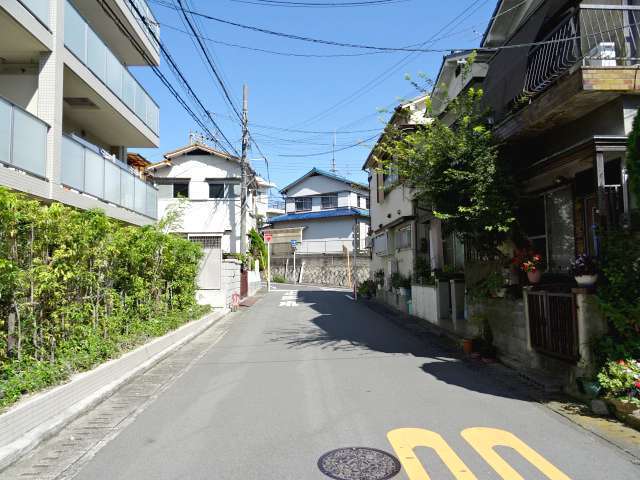 町の西端を新御堂筋が通り、新御堂筋に近づくにつれてマンションや店舗が多くなります。