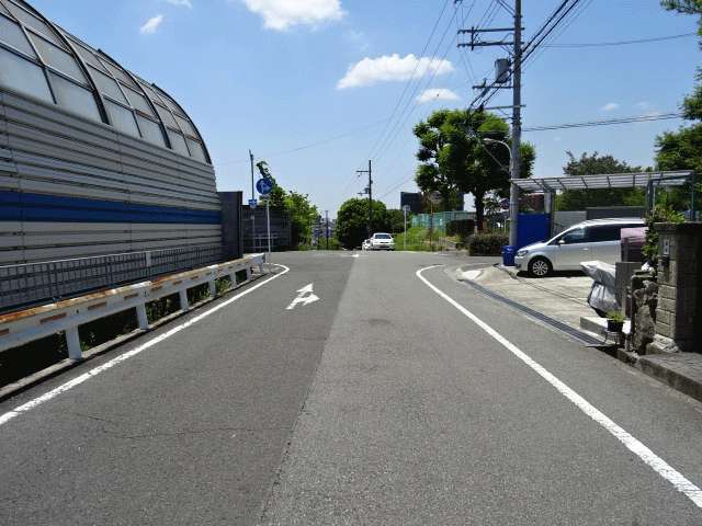 町の南端を名神高速道路が通っています。