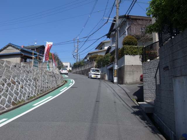 町の南部を西方向から見た景色。勾配が急な坂が続きます。