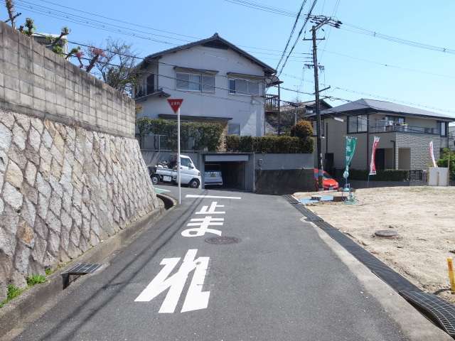町の南部を北方向から見た景色。左(東)側の住宅は1段高いところにあります。