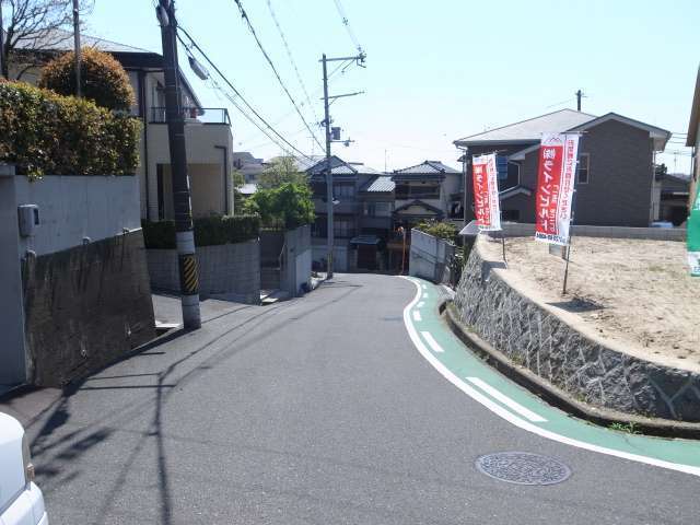 町の南部を東方向から見た景色。一戸建てが多く見られます。