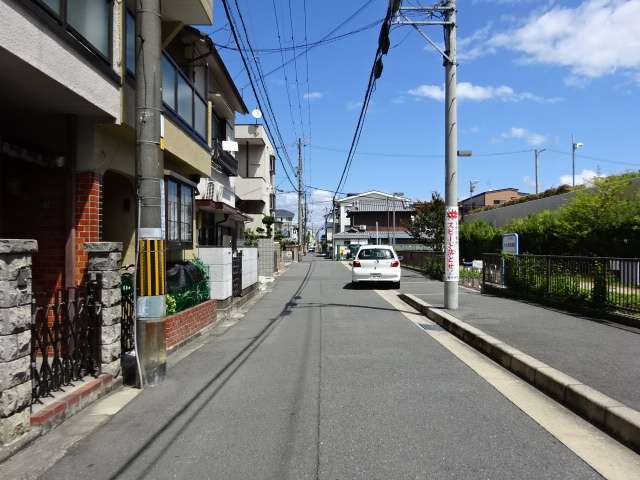 町の中央部を西方向から見た景色。道幅の狭い街路沿いに一戸建てが並んでいます。