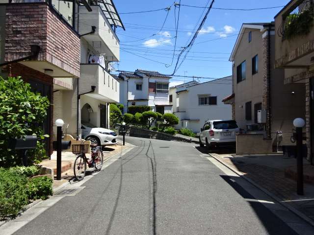 一戸建てが多く並んでいます。