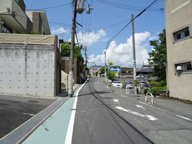 丘陵地にあるため、坂道があります。