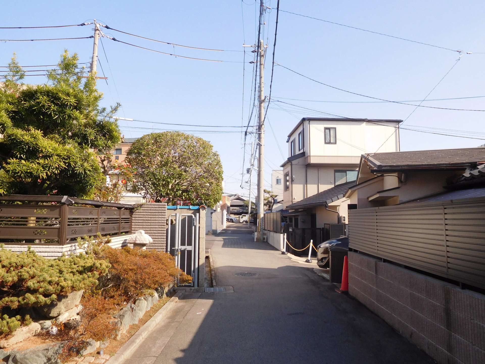 道幅が狭く入り組んだ街路が広がっています。