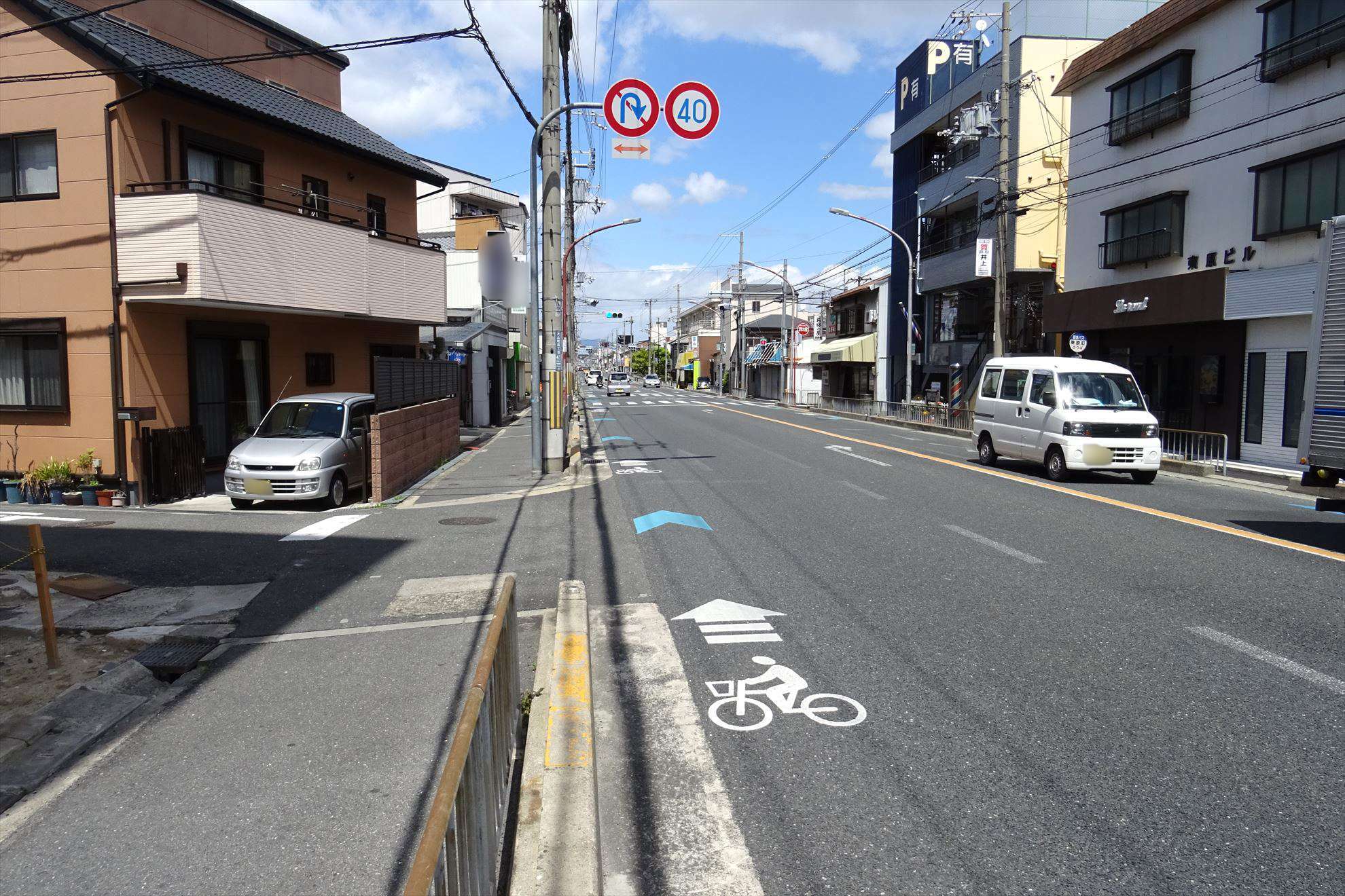 町の南端を通る府道14号大阪高槻京都線沿いにはマンションや店舗も並んでいます。