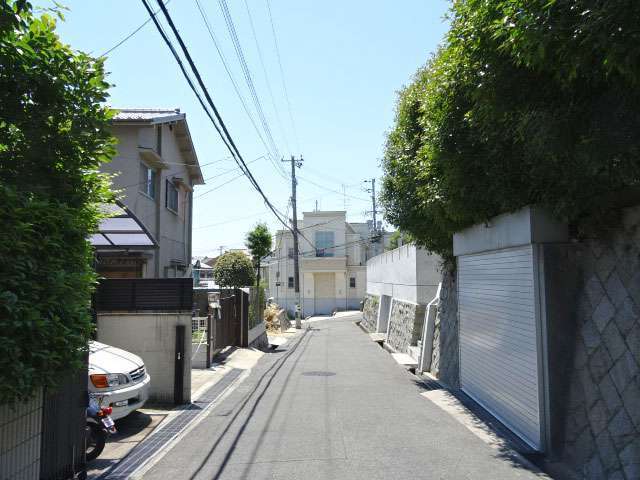 町の西部を北東方向から見た景色。生垣や植栽のある家が多いです。