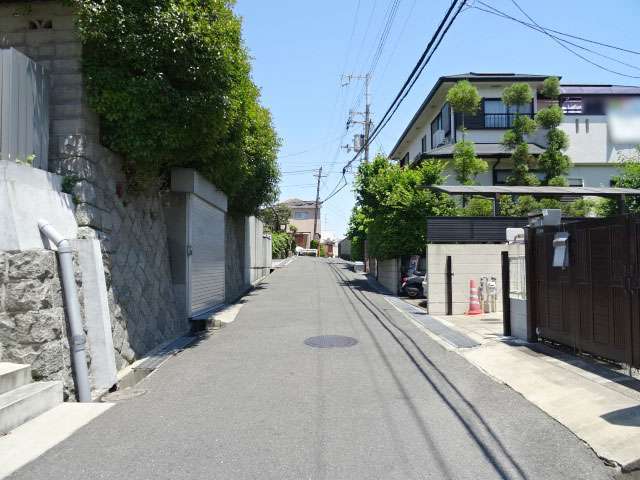 町の西部を南西方向から見た景色。丘陵地にあるため、坂道が多く見られます。