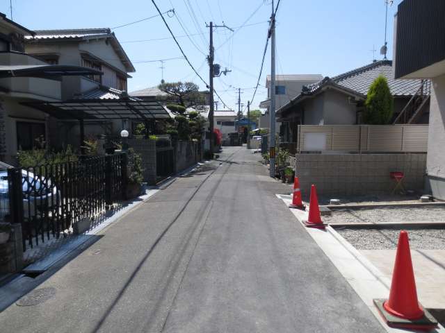 町の北部を北東方向から見た景色。狭い街路沿いに一戸建てが並んでいます。