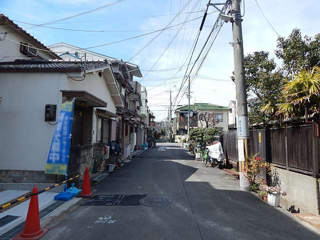 町の北部を東方向から見た景色。直線的な道路沿いに一戸建てなどが並んでいます。