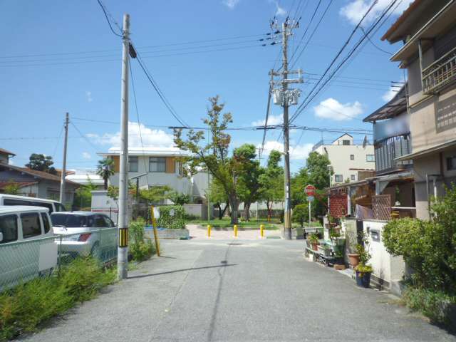 町の北側を東方向から見た景色。奥に公園があります。