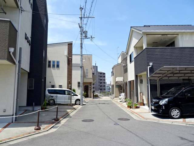 町の南東部を東方向から見た景色。一戸建てが並んでいます。