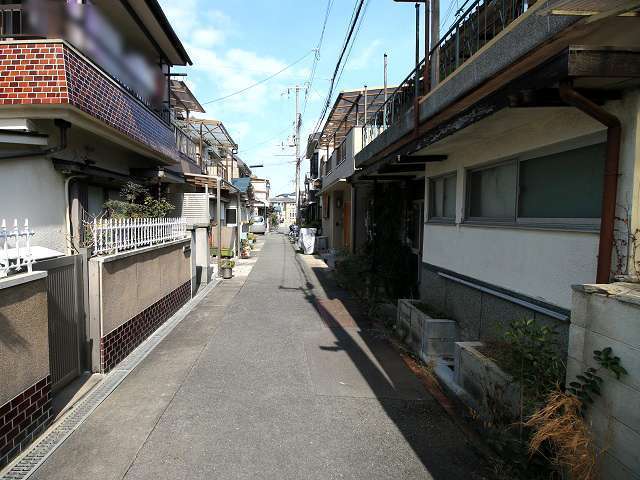 町の北東部を南方向から見た景色。道幅の狭い街路沿いに一戸建てが並んでいます。