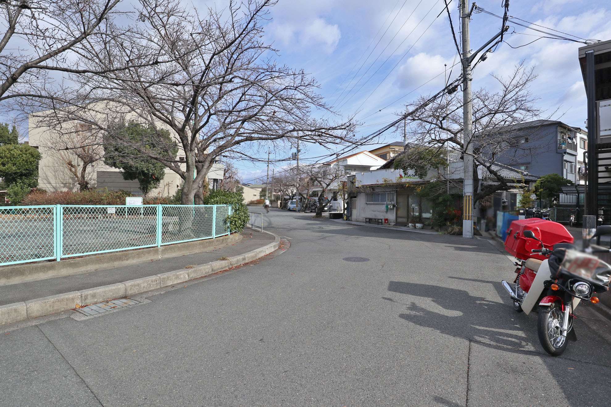 『岸辺北3丁目』は、緑豊かで緩やかな斜面地に広がる住宅地。