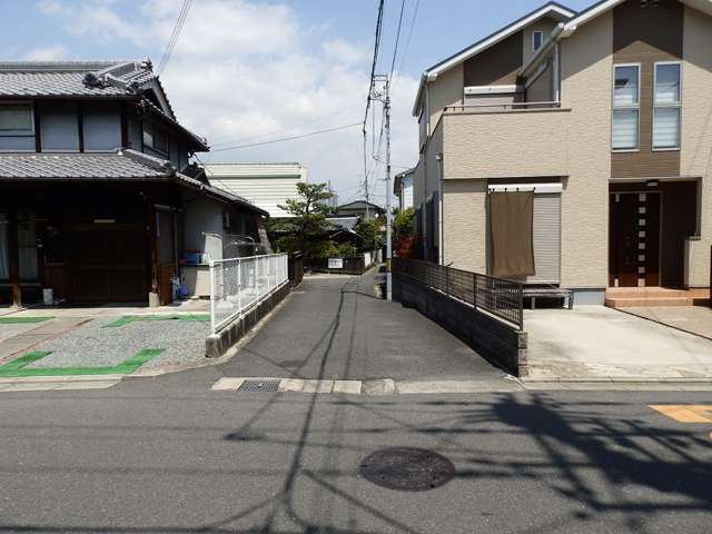 町の東部を南方向から見た景色。古い家屋も少し残っています。