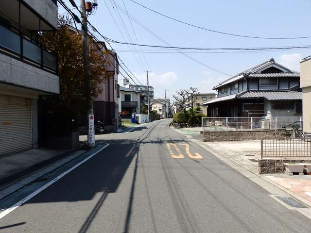 町の東部を東方向から見た景色。道幅はそれほど広くありませんが、見通しがよいため遠くの建物もよく見えます。