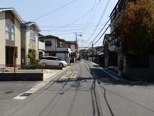 町の東部を西方向から見た景色。一戸建てが多く並んでいます。