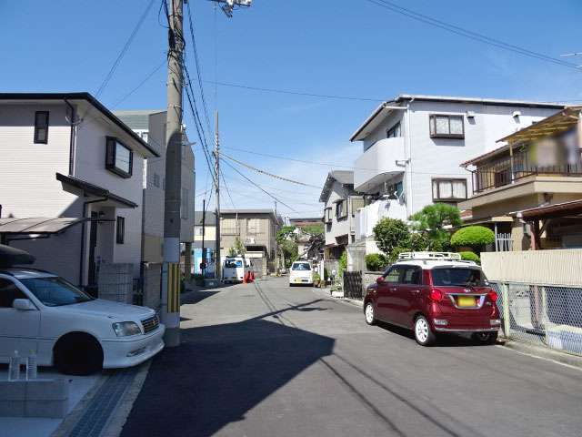 やや入り組んだ街路沿いに一戸建てが並んでいます。